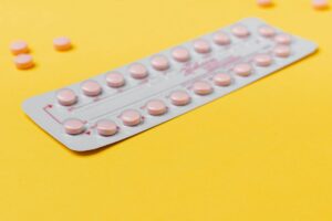 Antykoncepcja hormonalna – ściągawka dla najmłodszych pacjentek