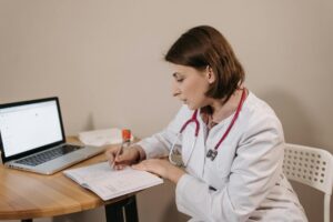 Kto i kiedy może wystawić zwolnienie online? Sprawdź najważniejsze informacje!