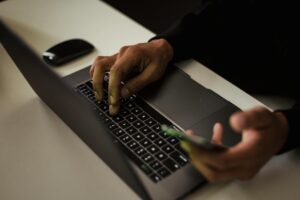 Czy teleporada przez Internet jest bezpieczna? Poznaj kluczowe aspekty.