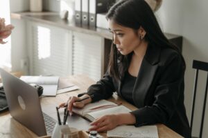 Ból kręgosłupa po&nbsp;pracy siedzącej – kiedy możliwe jest L4 online?