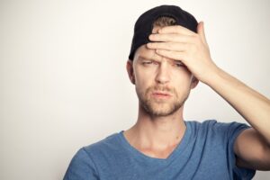 L4 online na&nbsp;migrenę – kiedy objawy uniemożliwiają wykonywanie pracy?