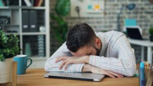 L4 online na&nbsp;przemęczenie – kiedy objawy mogą uzasadniać czasową niezdolność do&nbsp;pracy